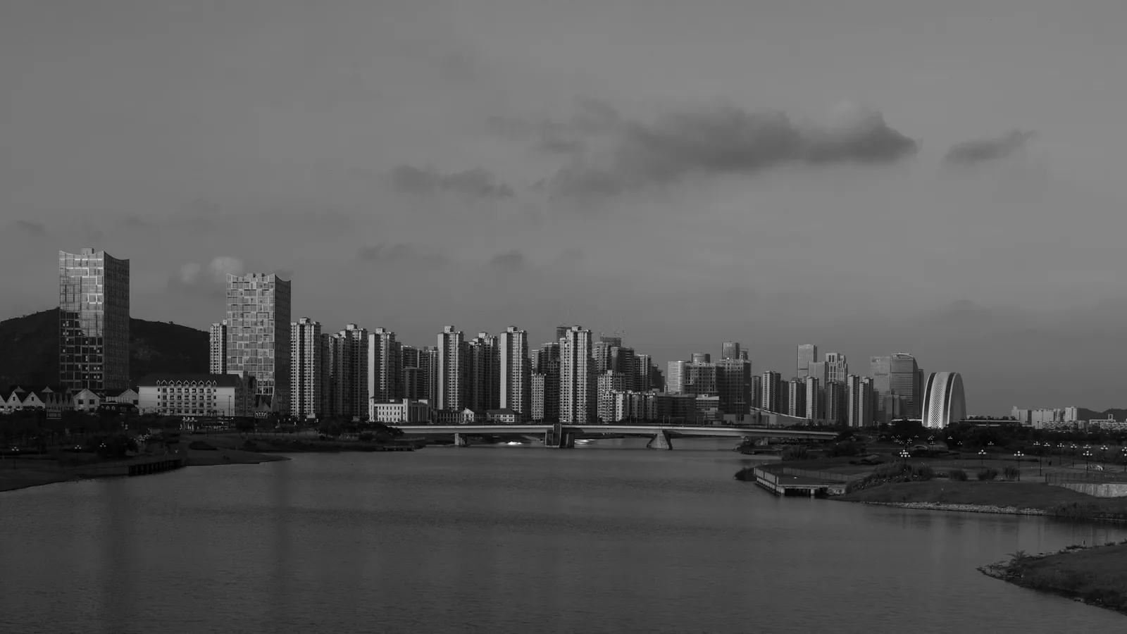 The same skyline with a yellow filter, darkening the sky slightly
