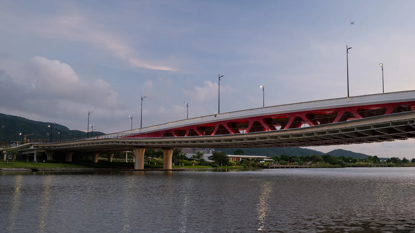 The same river and bridge with a NiSi True Color CPL fitted
