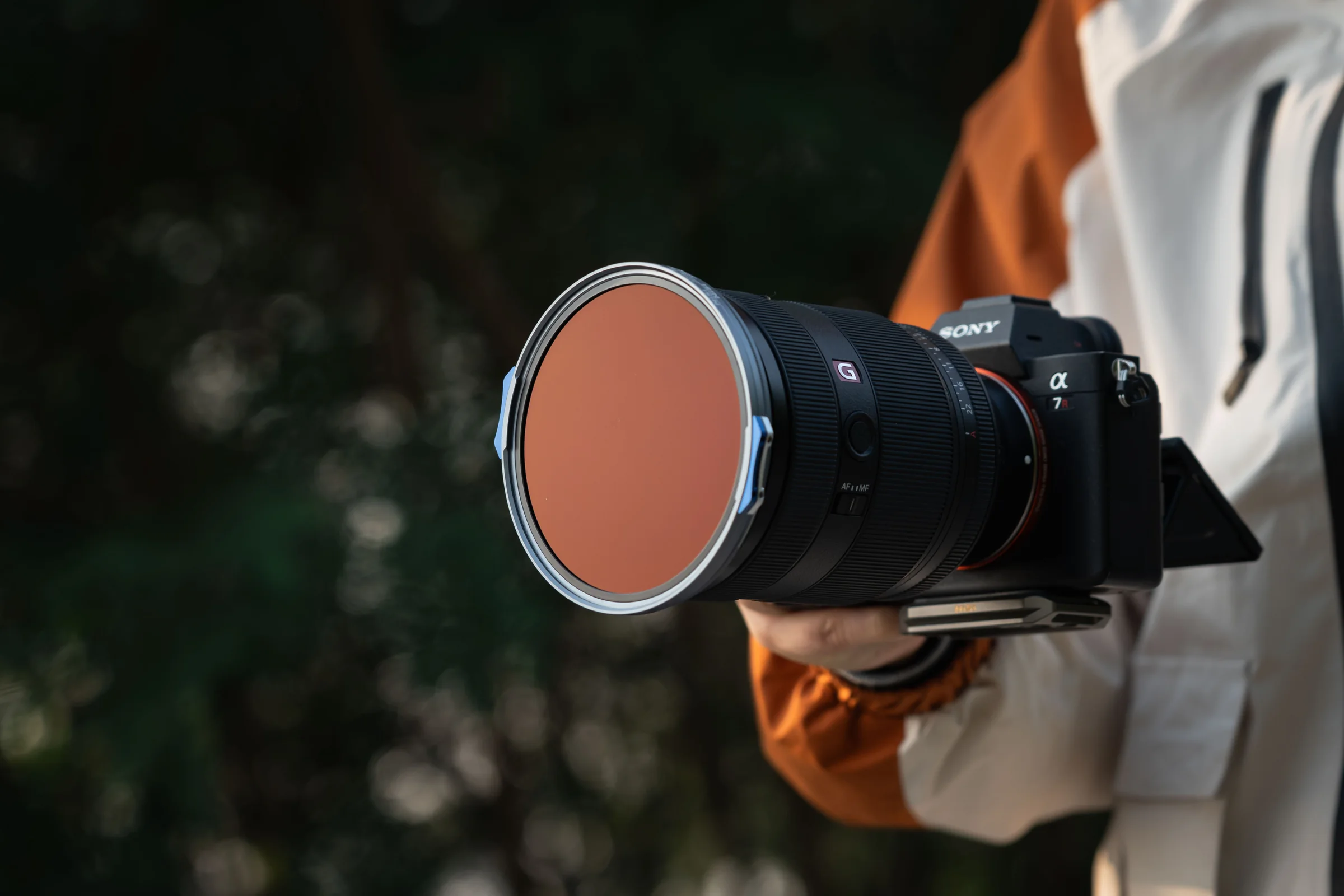 A Sony mirrorless camera and large zoom lens fitted with a NiSi JetMag Pro 95MAG filter